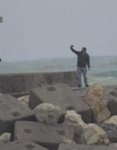 Dev dalgalara aldırmadan selfie çektiler