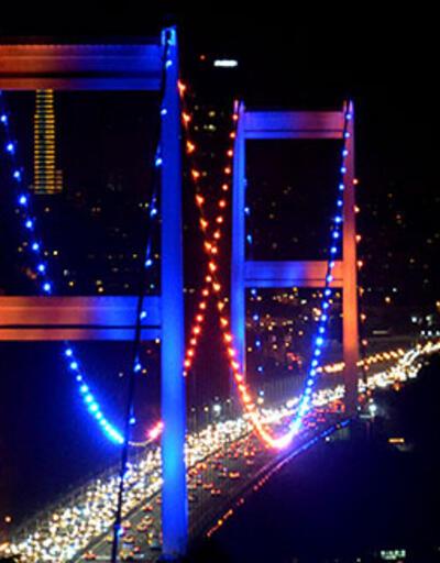 FSM Köprüsü Dünya Kanser Günü'ne dikkati çekmek için ışıklandırıldı