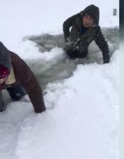 Buz kırılınca gölete düşen iki genç kurtuldu