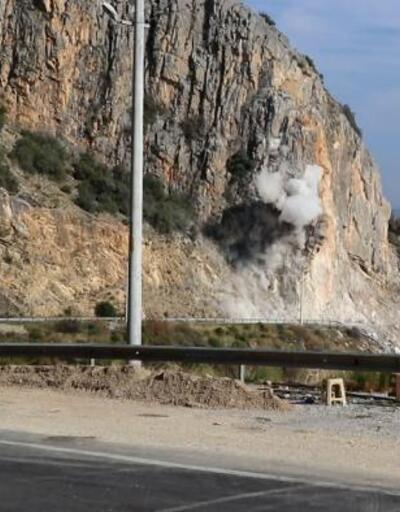 Tehlike oluşturan kayalar kontrollü patlama ile kaldırılıyor