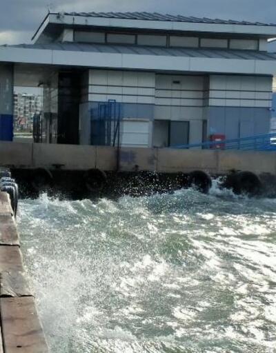 İzmir’de deniz ulaşımına rüzgar engeli