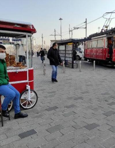Taksim'de simitçiler 6 aydan sonra tezgahlarının başına geçti