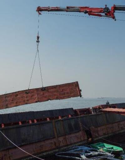 Zeytinburnu'nda karaya oturan geminin sökülen parçaları karaya taşınıyor