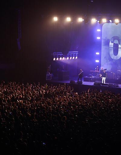 İspanya'da 5 bin kişi mesafesiz konsere katıldı