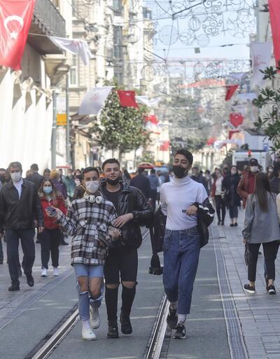 Taksim Meydanı'nda turist yoğunluğu