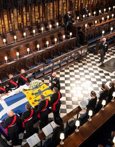 Kraliçe bir an bile yanından ayırmadı: Prens Philip'in cenazesinde dikkat çeken 'çanta' detayı