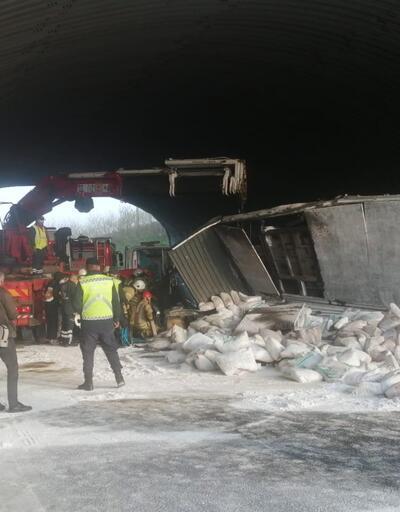 Kuzey Marmara Otoyolu'nu kilitleyen kaza: Kireç yüklü TIR devrildi