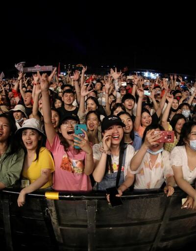 Salgının ilk görüldüğü Wuhan'da hayat normale döndü: Müzik festivaline on binlerce kişi katıldı