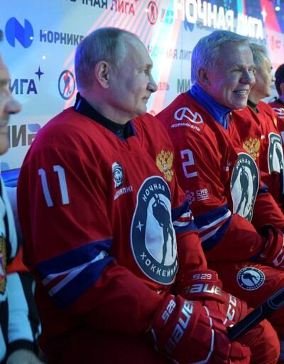 Rusya Devlet Başkanı Putin, buz hokeyi maçında sahaya çıktı