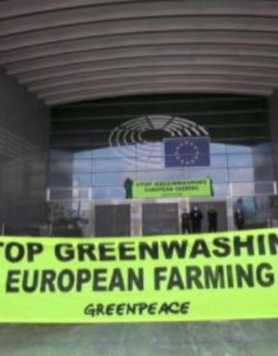 Greenpeace'ten yeşil boyalı eylem