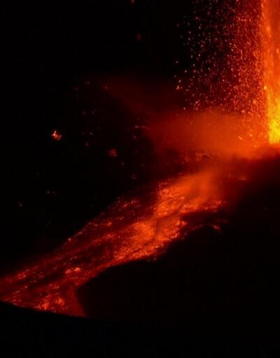 Etna yine lav püskürttü