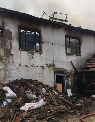 İki katlı ahşap ev yandı