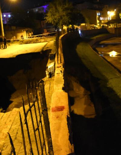 Sivas'ta çöken yolda 22 metrelik çukur oluştu