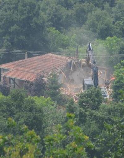 İYİ Partili Türkkan’ın çiftliğindeki kaçak yapılar yıkılıyor