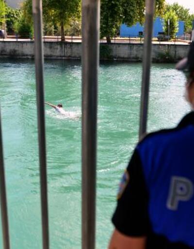 Sulama kanalında yüzerken polisi görünce köprü altına saklandılar