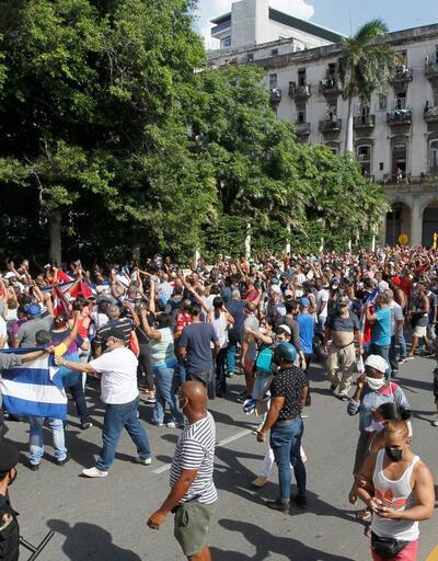 Küba karıştı: Kübalılar sokaklara döküldü