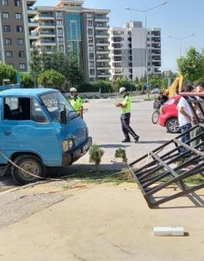Manisa'da minibüsle kamyonet çarpıştı: 5 yaralı