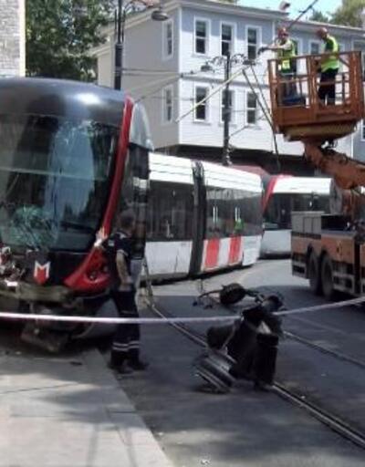 Pos cihazına takılan tramvay, raylardan çıkıp elektrik direğine çarptı 