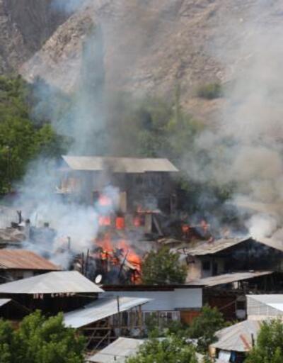 Mahallede korkutan yangın; 6 ev alevlere teslim