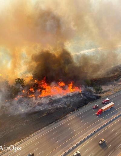 California'da orman yangını otoyola sıçradı