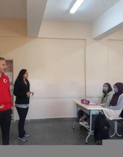 Yıldız Kadınlar Boks Milli Takım Antrenörü Çınar, öğrencilere boksu anlattı