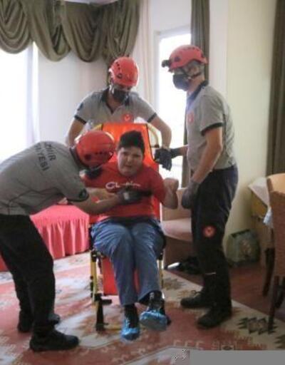 İzmir İtfaiyesi'nden depremde engelli kurtarma tatbikatı