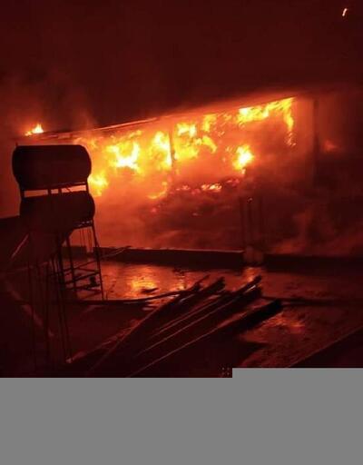 Adana'da besi çiftliğinde yangın; saman balyaları kül oldu