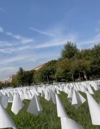 Ölen 701 bin ABD'li için beyaz bayraklı sergi