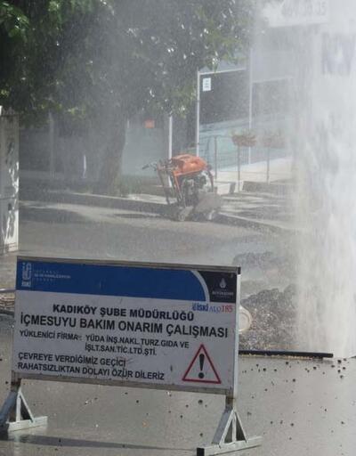 Ataşehir'de boru patladı, sular metrelerce yükseldi