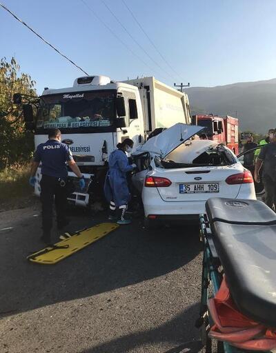 Kemalpaşa'da çöp kamyonu ile otomobil çarpıştı: 1 yaralı