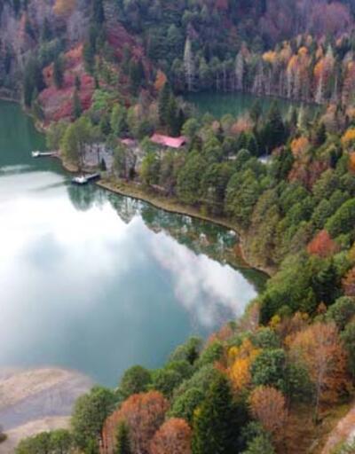 Doğa harikası Borçka Karagöl ziyaretçilerini sonbahar renkleriyle ağırlıyor