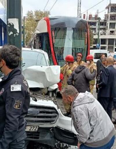 Zeytinburnu'nda tramvayla panelvan araç çarpıştı