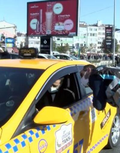 Fatih'te yolcu seçen taksici: Trafiğe girersek para kazanamıyoruz