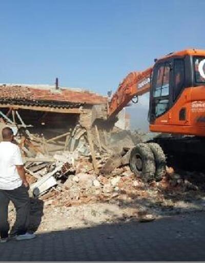 Erdek'te,metruk binalar yıkılıyor
