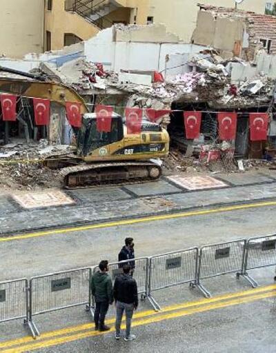 Malatya'da çöken 2 katlı binanın enkazı kaldırılıyor