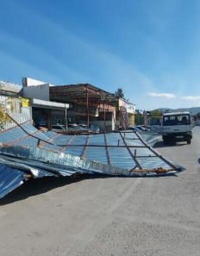 İzmir'de kuvvetli rüzgarda iş yerinin çatısı uçtu