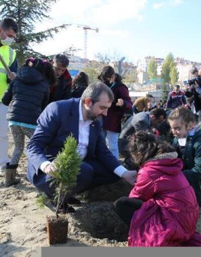 Güngören Belediye Başkanı Demir, millet bahçesinde öğrencilerle fidan dikti