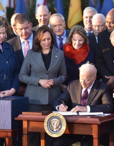 ABD Başkanı Biden 1 trilyon dolarlık altyapı paketini imzaladı