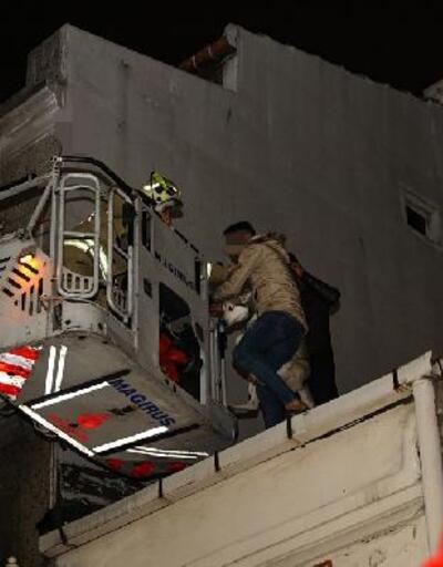 Fatih'te yangında can pazarı, mahsur kalanlar merdivenle kurtarıldı