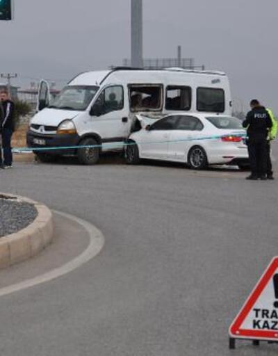 Servis minibüsüyle otomobil çarpıştı: 14’ü öğrenci, 19 yaralı