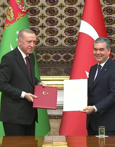 Cumhurbaşkanı Erdoğan Türkmenistan'da... İki ülke arasında imzalar atıldı
