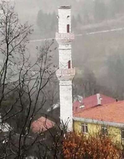Cami minaresi fırtınaya dayanamadı