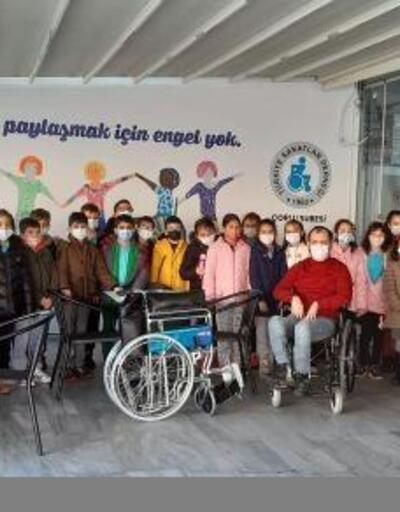 İlkokullu miniklerden, engelliler derneğine tekerlekli sandalye bağışı