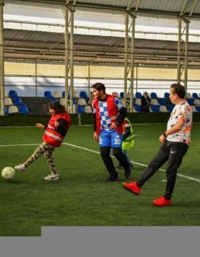 Özel çocuklar Tuzla Belediye Başkanı Yazıcı’yla halı saha maçı yaptı