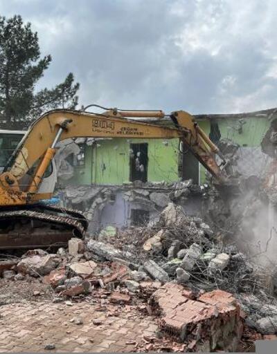 Ergani'de madde bağımlılarının mekanı haline gelen 4 metruk bina yıkıldı