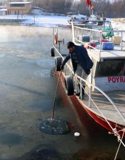 Balıkçılar, kısmen donan Van Gölü'ne buzları kırarak açıldı
