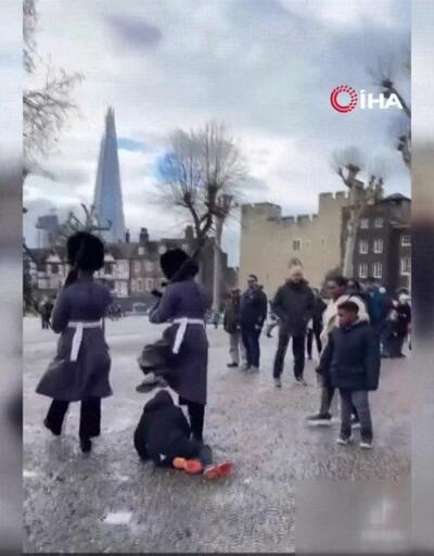 İngiltere Kraliyet Muhafızı önüne çıkan çocuğu yere düşürdü