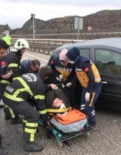 Kırıkkale'de otomobil bariyerlere çarptı; sürücü ve eşi yaralandı