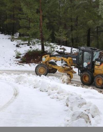 Kaş'ta belediye ekiplerinin karla mücadelesi sürüyor