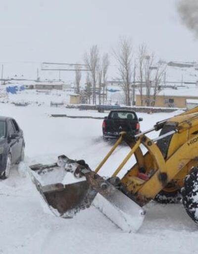 Kar ve tipi nedeniyle mahsur kalan 2 öğretmen kurtarıldı